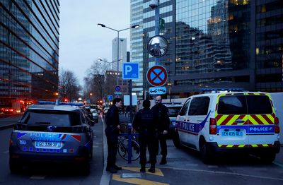 Brief crowd panic occurs in Paris after man commits suicide