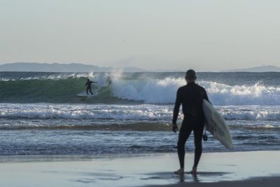 ‘Selfishly hell-bent on looking good’: the surfing trend dividing Byron Bay