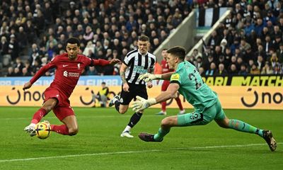Pope sent off for Newcastle as Núñez and Gakpo score in Liverpool’s victory