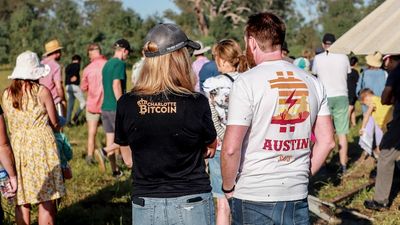Beef and Bitcoin on the menu at this NSW farm as Texan podcaster spruiks new 'food movement'