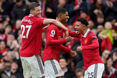 Marcus Rashford keeps Manchester United motoring with brace to beat Leicester