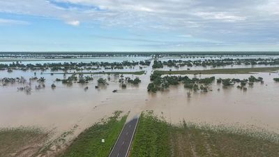 Gulf of Carpentaria isolated by floods for several weeks after welcome monsoonal rain