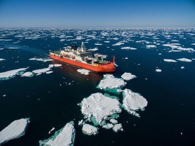 Fill-in Antarctic resupply vessel runs aground