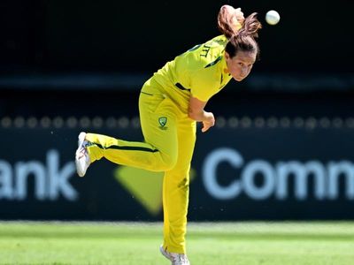 Schutt's ominous warning as Aussies power to T20 semis