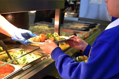 London to extend free school meals to all primary school pupils for one year