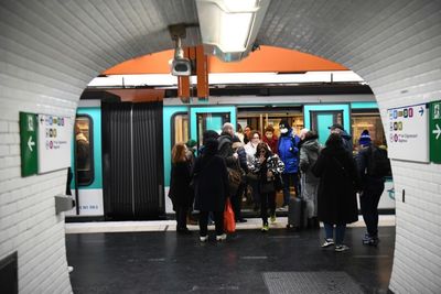 Paris transport to hire thousands to get in shape for Olympics
