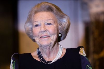 Former Dutch queen Beatrix breaks wrist in skiing accident