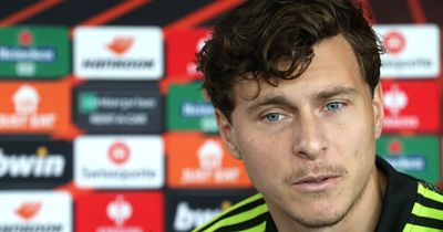 Victor Lindelof speaks out on Man Utd players being distracted by takeover talks