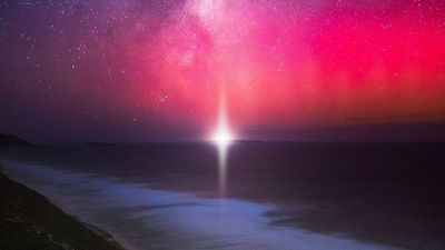 Photographers capture aurora australis phenomenon in WA's Albany and Northam