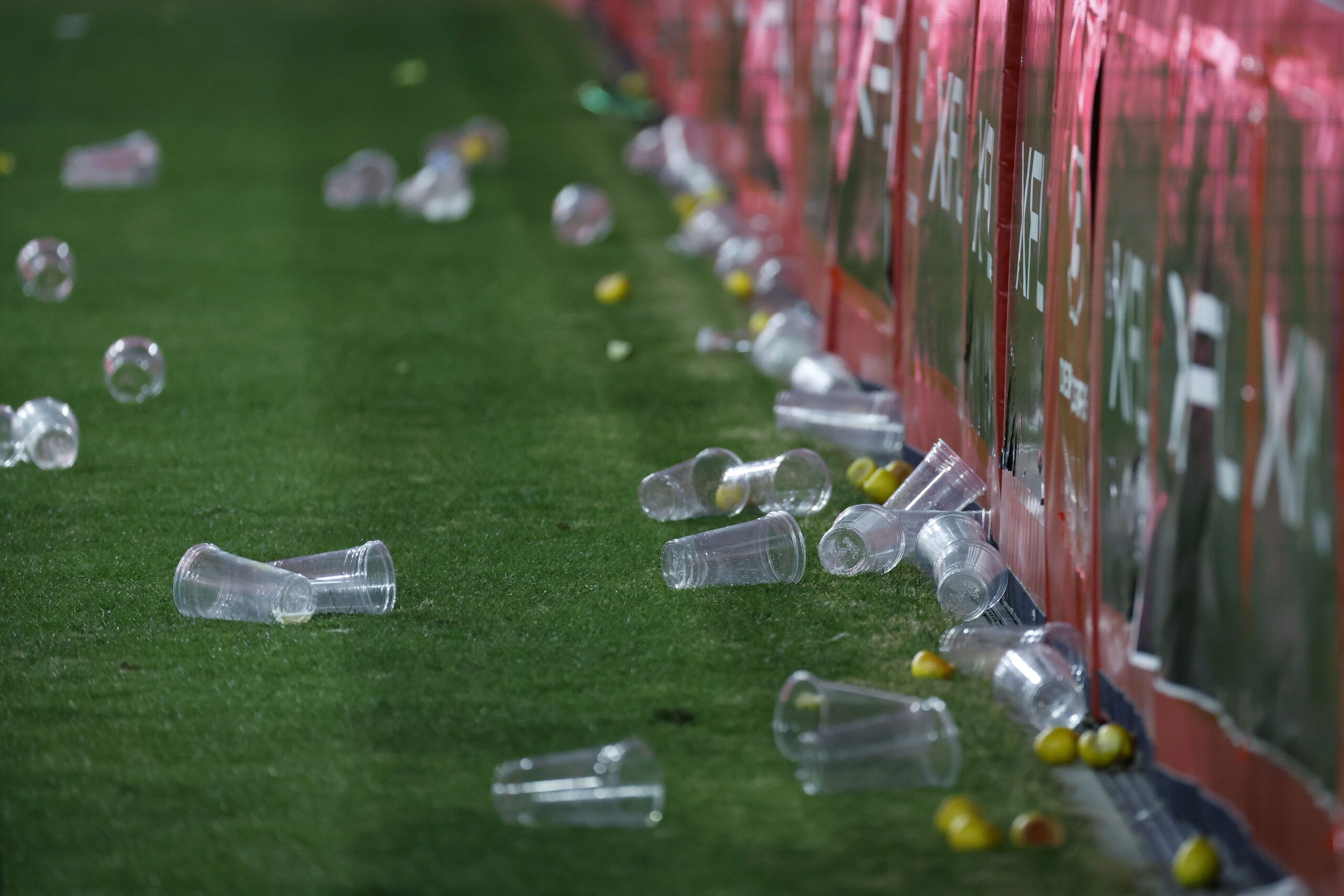 Fans of the XFL’s DC Defenders tossed lemons on the…