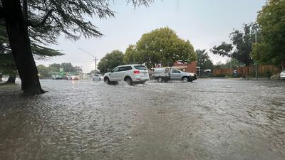 BOM issues weather warnings in NSW as severe storm causes flash flooding in Central West