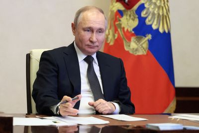 Putin tells business elite: Don't beg for Western money, invest in Russia