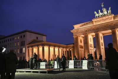 German ministers offer aid and fast visas on visit to quake-hit Turkey