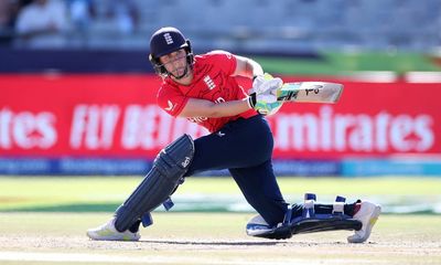 Nat Sciver-Brunt shines as England thrash Pakistan to secure top spot