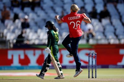 England secure top place with crushing win over Pakistan