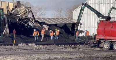 Nebraska coal train derailment sparks emergency operation