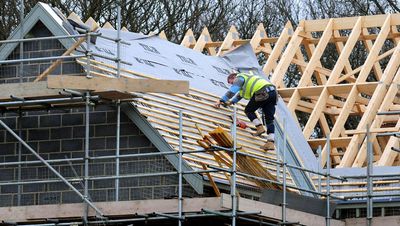 Housebuilders and rising pound put pressure on FTSE