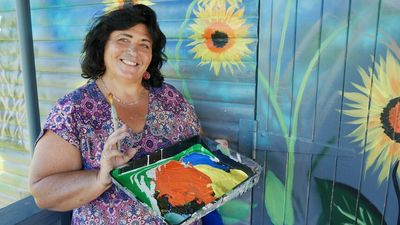 Travelling artist brightens country towns with murals while finding relief from chronic pain