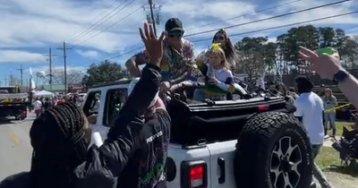 Dustin Poirier appears to slap UFC fan over Conor McGregor sign