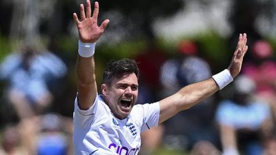 England's 'evergreen' Anderson becomes oldest cricketer to top Test rankings