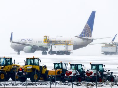 More than 1,600 flights have been canceled as heavy snow hits the Midwest