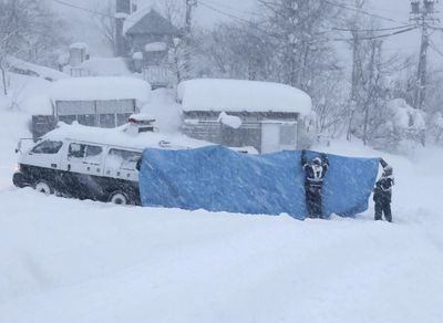 Three killed in avalanche in Cascade Mountains as heavy snow blocks rescuers from recovering bodies