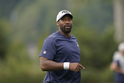 Steelers name Aaron Curry inside linebackers coach