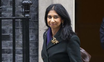 Home Office to tell refugees to complete questionnaire in English or risk refusal