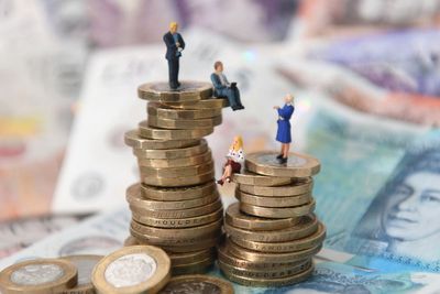 Gender pay gap widens ‘dramatically’ after women have children – TUC