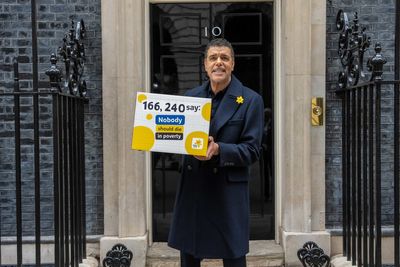 Chris Kamara petitions Downing Street to change pensions rules for dying patients