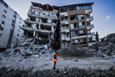 Turkey probes contractors, races to house quake survivors