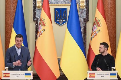 Spain eyes up to 10 Leopard tanks for Ukraine, PM says
