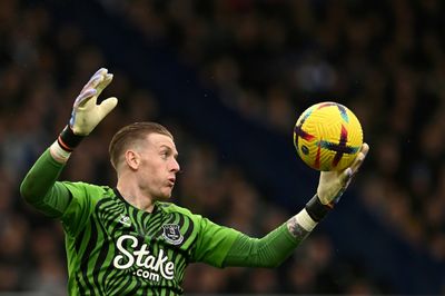 Pickford agrees new contract to stay at Everton