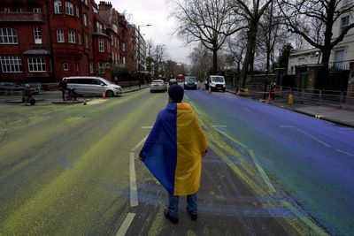UK: Protesters paint Ukrainian flag outside Russian embassy