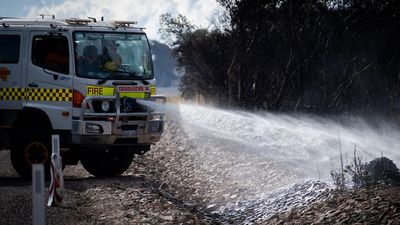 Fire authorities call in extra water bombers as South Australia swelters through heatwave