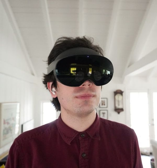 Apple Can Beat Meta by Finally Making VR User-Friendly