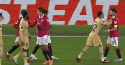 'Just like Casemiro'- Man United fans can't believe Barcelona star wasn't sent off for Bruno Fernandes incident