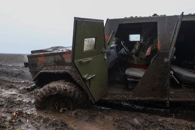 Russia tries to close ring around Bakhmut as thawing ground turns to mud