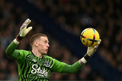 England goalkeeper Pickford signs new Everton deal