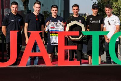 Groenewegen wins mass sprint extravaganza at UAE Tour