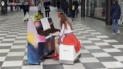 Moving performance on anniversary of Russian invasion from child pianist who fled Ukraine to UK