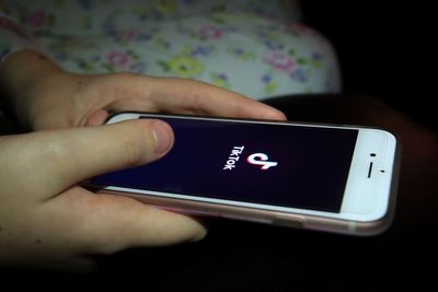 No10 resists calls to follow EU on staff TikTok ban