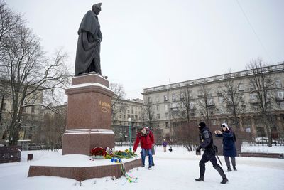 Russians mark Ukraine war anniversary with flowers, arrests