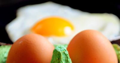 Woman reveals the 'easiest' way to fry eggs without splashing or a spatula