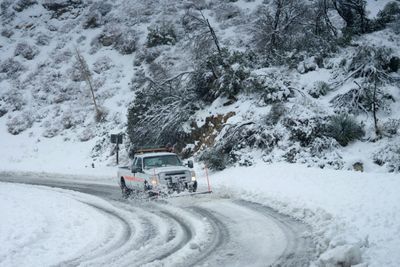 Heavy snow hits southern California