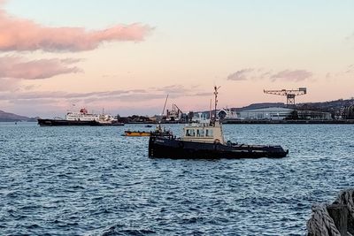 Rescue operation to resume after tugboat sinks near Greenock