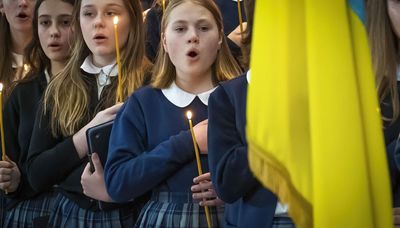 Ukrainian students, refugees host prayer vigil on invasion anniversary: ‘I will remember this all my life’