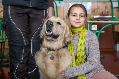 Parker the golden retriever helps Ukrainian girls deal with trauma