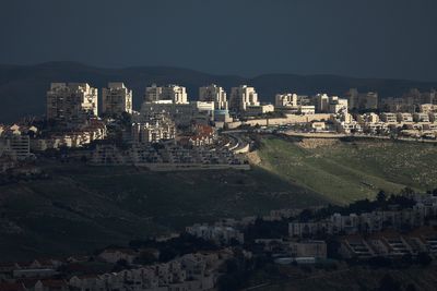 Israelis, Palestinians pledge to curb violence at Jordan meeting