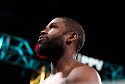 Floyd Mayweather stares into the abyss after exhibition against Aaron Chalmers